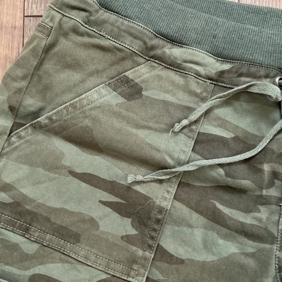 Splendid Green Camo Stretch Shorts - Picture 2 of 7